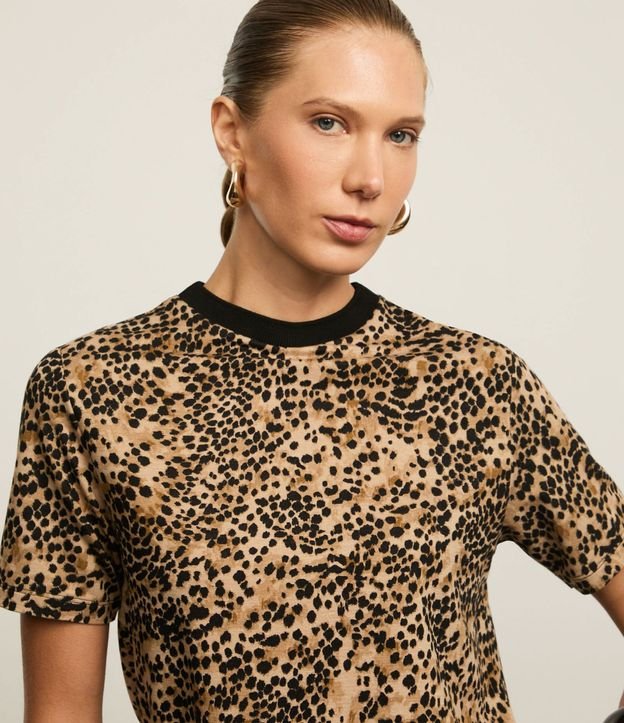 Blusa en Viscosa con Estampa Leopardo y Cuello de Punto Contrastante 4