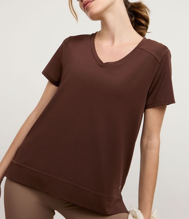 Remera Deportiva en Microfibra Agujerada con Ruedo Mullet 2