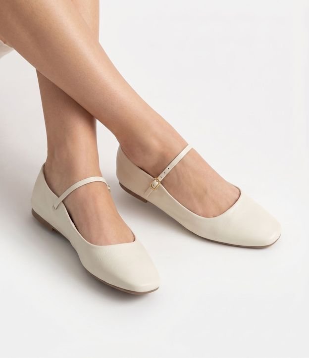 Zapatilla de Cuero con Puntera Cuadrada y Detalle en Hebilla