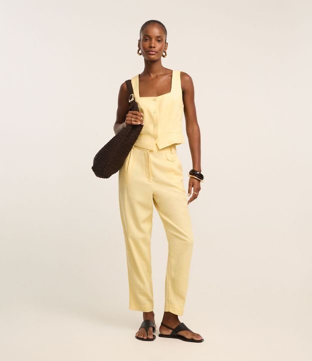 Pantalón Carrot en Viscolino con Solapa y Pliegues