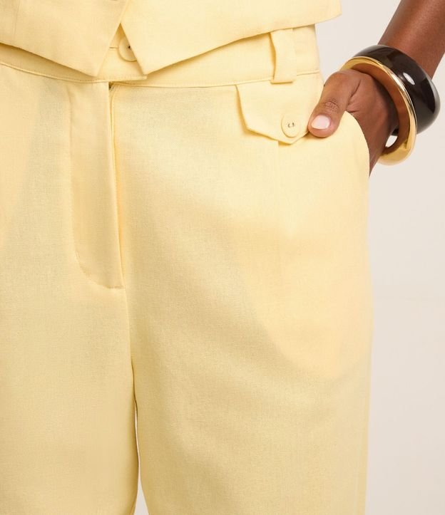 Pantalón Carrot en Viscolino con Solapa y Pliegues 5