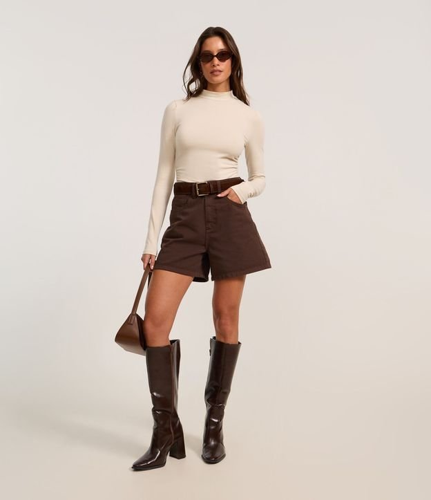 Short Mom Tiro Alto en Sarga con Bolsillos 1