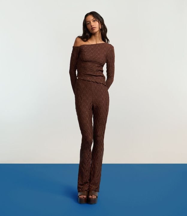 Pantalón Flare Texturizado con Bajo Ondulado 8