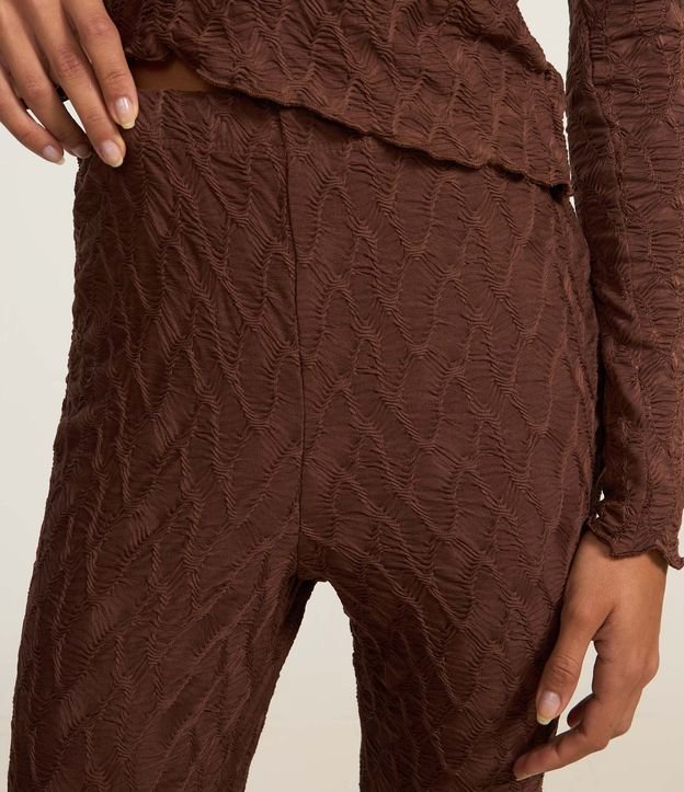 Pantalón Flare Texturizado con Bajo Ondulado 5