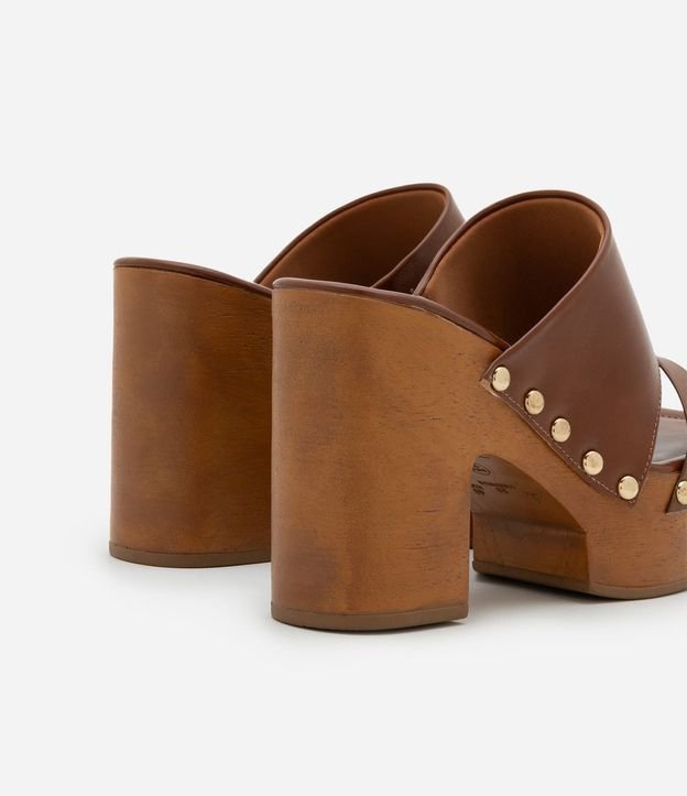 Sandalia con Salto Alto Efecto Madera y Tachuelas 3