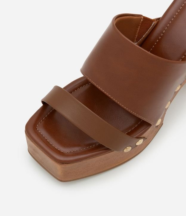 Sandalia con Salto Alto Efecto Madera y Tachuelas 5