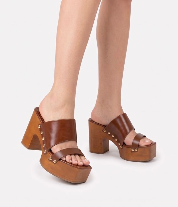 Sandalia con Salto Alto Efecto Madera y Tachuelas