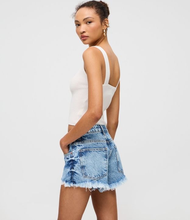 Short Slim en Jeans con Desgastados y Terminación Deshilachada 2