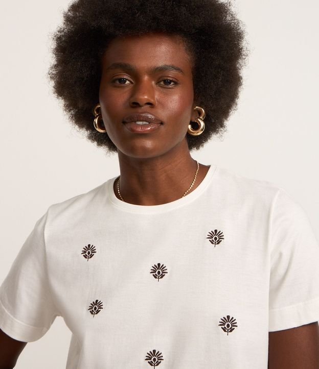 Remera en Algodón con Bordados de Flor