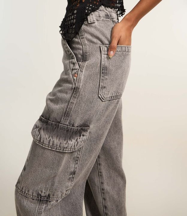 Pantalón Recto Comfort en Jeans con Bolsillos Cargo 4