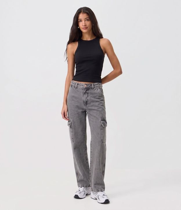 Pantalón Recto Comfort en Jeans con Bolsillos Cargo