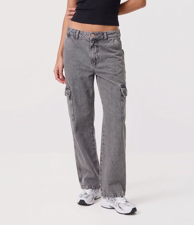 Pantalón Recto Comfort en Jeans con Bolsillos Cargo 2