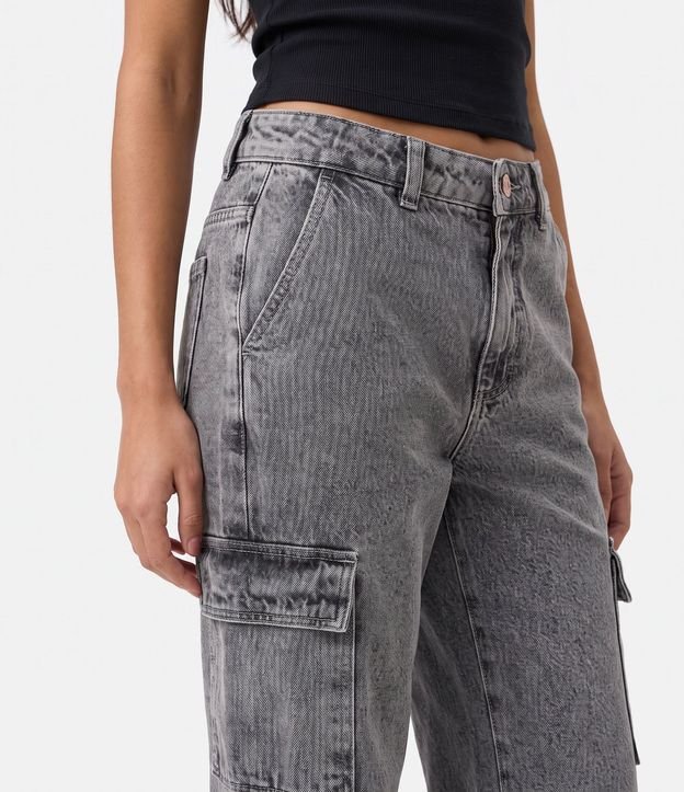 Pantalón Recto Comfort en Jeans con Bolsillos Cargo 3