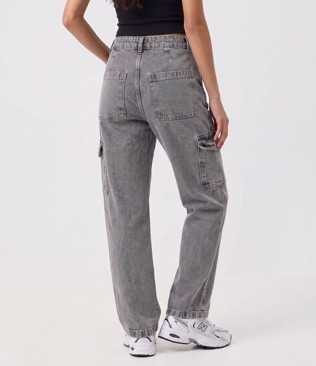 Pantalón Recto Comfort en Jeans con Bolsillos Cargo 4