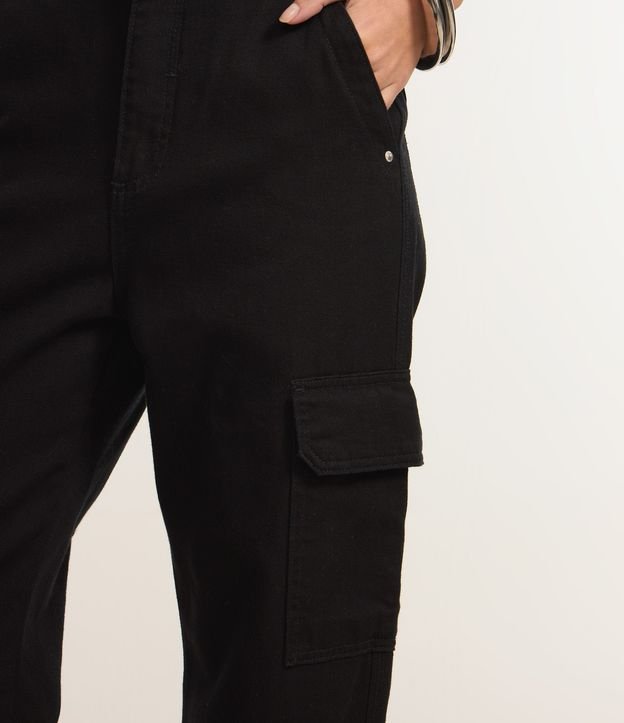 Pantalón Recto Comfort en Sarga con Bolsillos Cargo 3