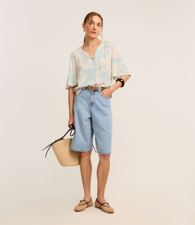 Blusa en Viscosa con Escote V y Estampa Follaje 2