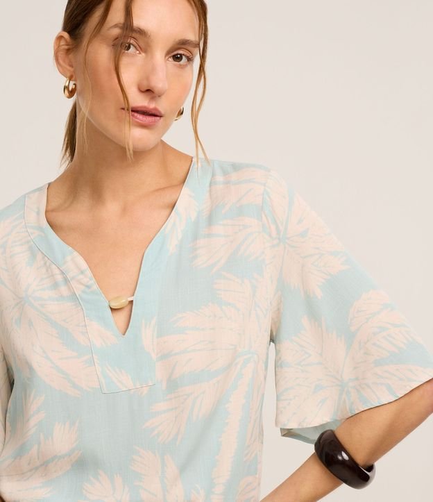 Blusa en Viscosa con Escote V y Estampa Follaje