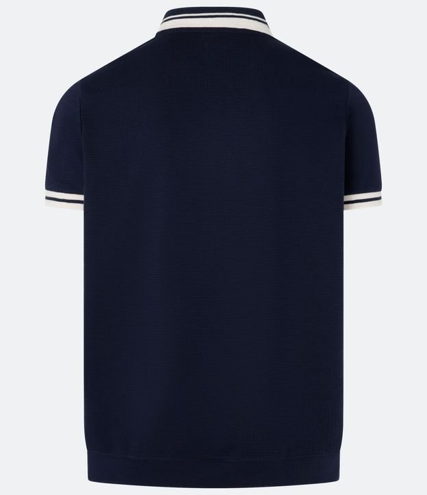 Remera Polo Comfort con Detalles Contrastantes y Estampa de Escudo 6