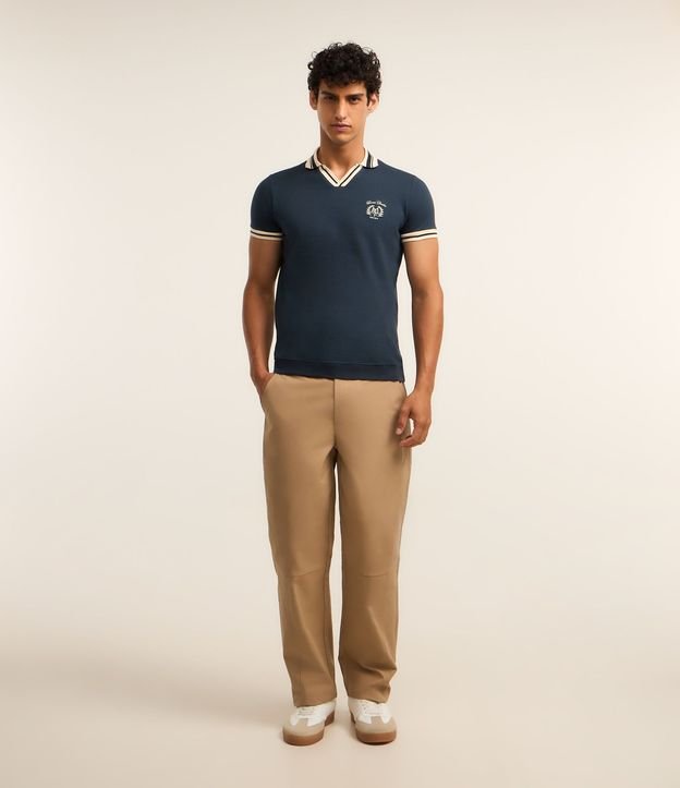 Remera Polo Comfort con Detalles Contrastantes y Estampa de Escudo 2
