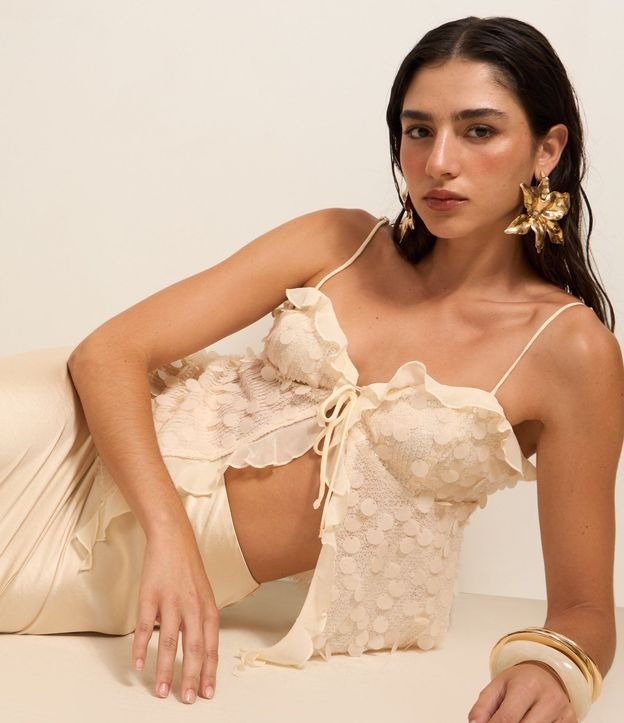 Blusa en Malla de Lentejuelas con Escote Corazón y Volados de Chiffón