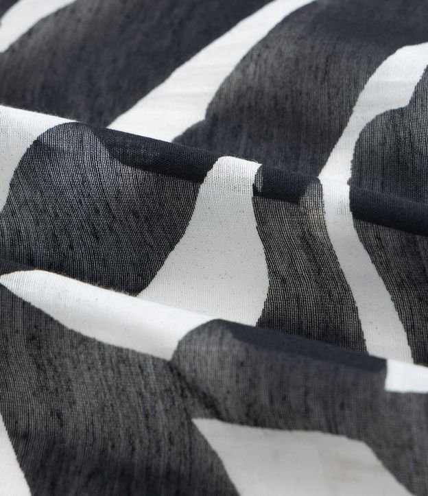 Canga Rectangular en Chiffon con Estampa de Follaje Bicolor y Saco 4