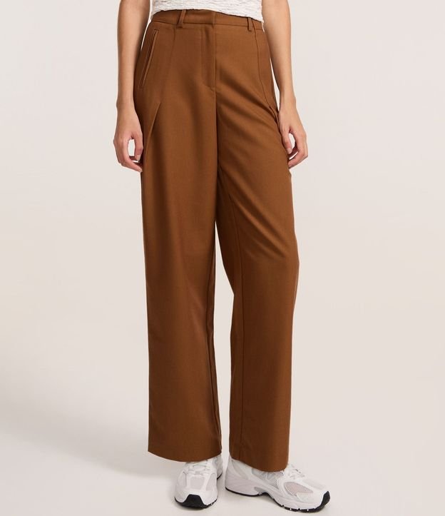 Pantalón Recto en Cupro con Trabillas y Superposición Lateral 3