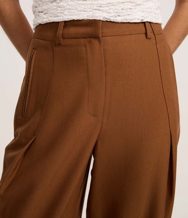 Pantalón Recto en Cupro con Trabillas y Superposición Lateral 4