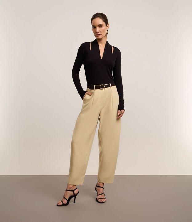 Blusa en Viscosa con Escote V y Cutout en el Hombro 2
