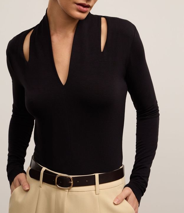 Blusa en Viscosa con Escote V y Cutout en el Hombro 3