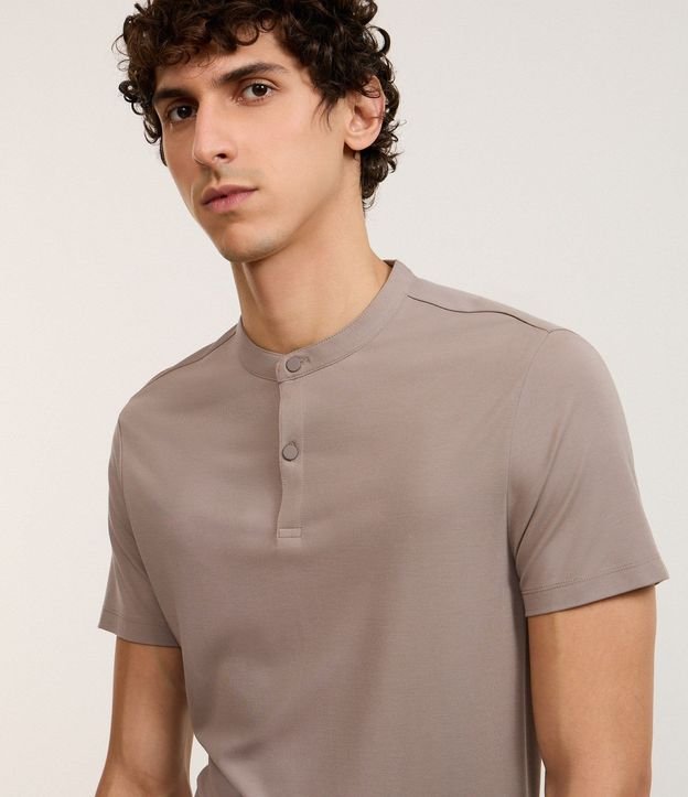 Remera Slim en Viscosa con Cuello Padre 4