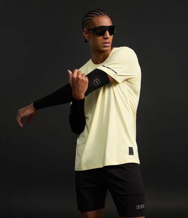 Remera Deportiva con Etiqueta en la Barra y Manga Corta 1