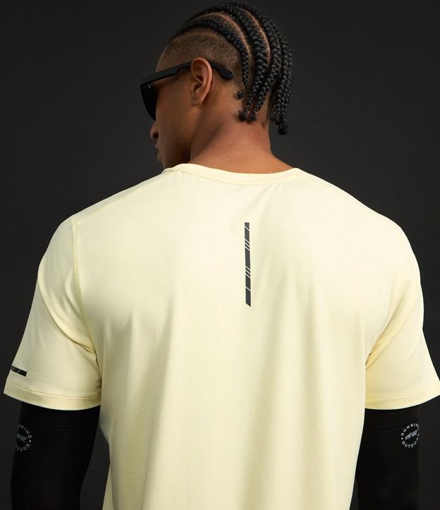 Remera Deportiva con Etiqueta en la Barra y Manga Corta 3