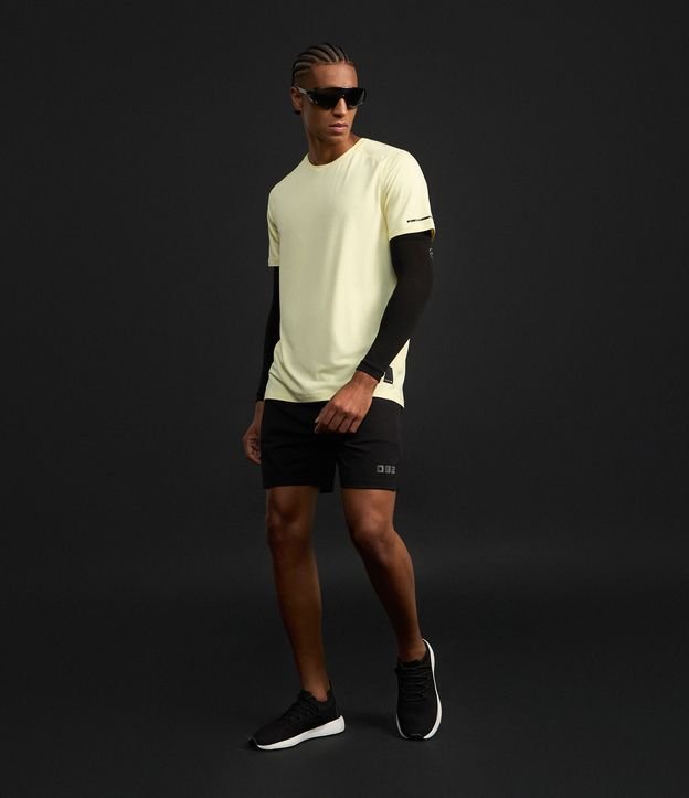 Remera Deportiva con Etiqueta en la Barra y Manga Corta 7