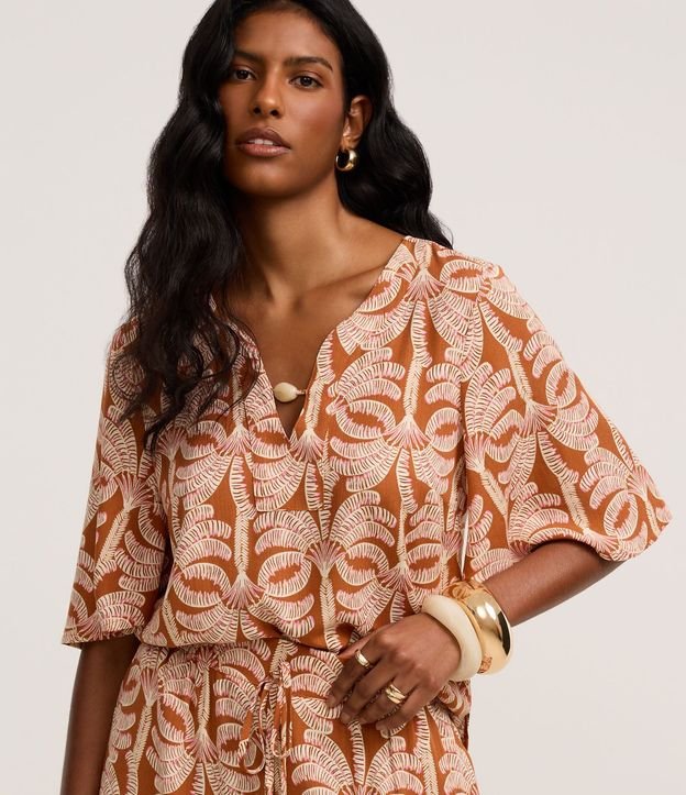 Blusa en Viscosa con Abalorio en el Escote y Estampa Tropical