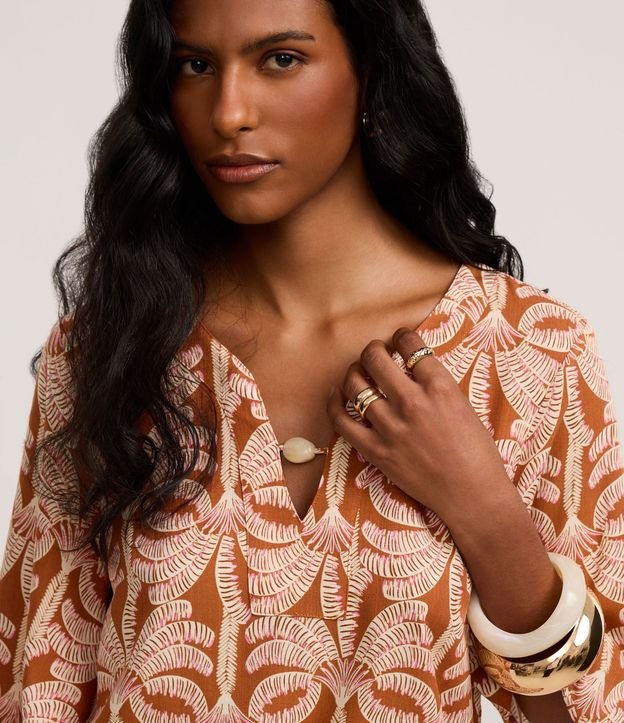 Blusa en Viscosa con Abalorio en el Escote y Estampa Tropical 3