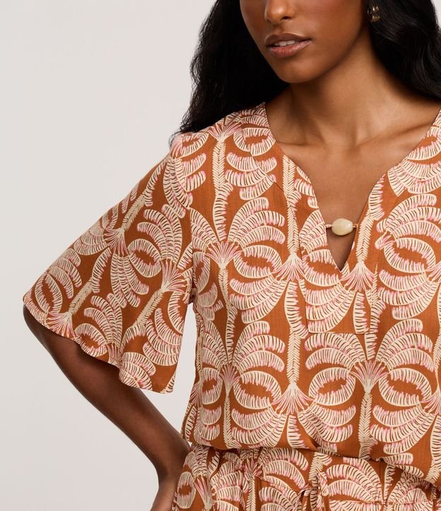 Blusa en Viscosa con Abalorio en el Escote y Estampa Tropical 4