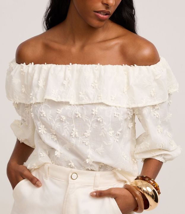 Blusa Hombro a Hombro con Volado y Bordado Floral