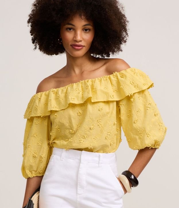 Blusa Hombro a Hombro con Volado y Bordado Floral