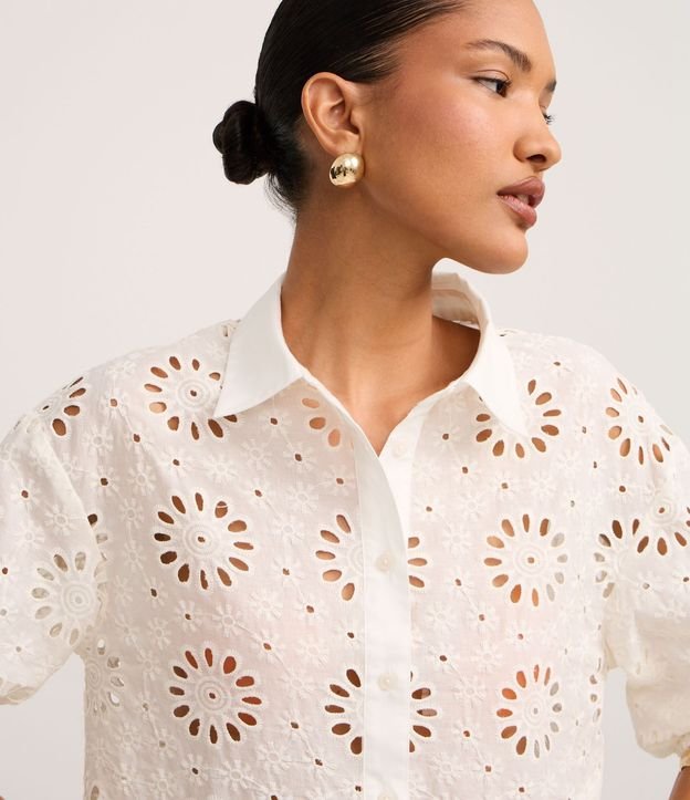 Camisa en Laise con Bordados en los Furos y Bajo Nube 3