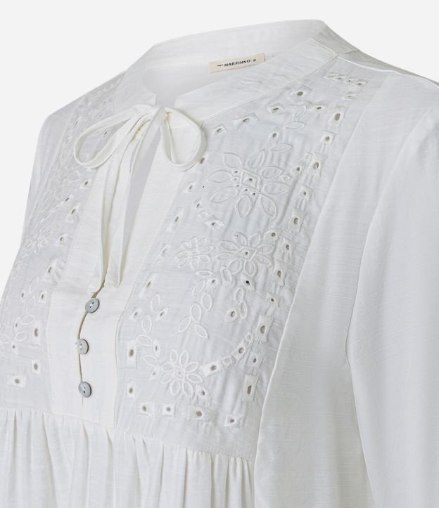 Blusa Bata en Laise con Cuello Padre y Bordado Floral 7
