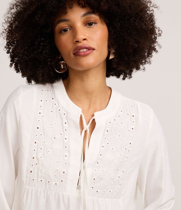 Blusa Bata en Laise con Cuello Padre y Bordado Floral 4