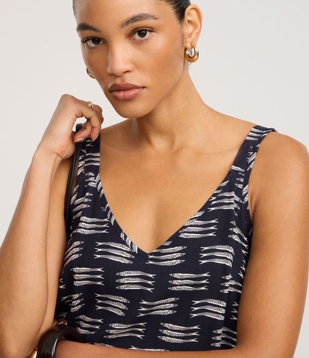 Blusa en Viscosa con Escote V y Estampa de Peces 3