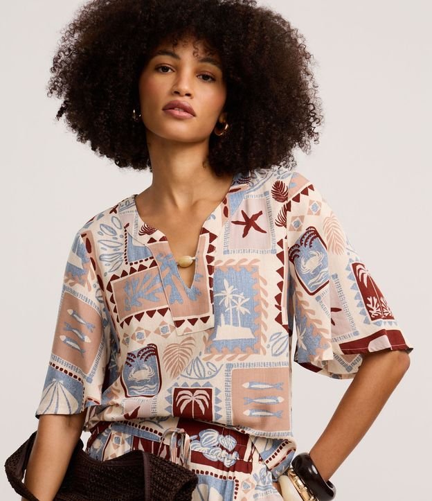 Blusa en Viscosa con Abalorio en el Escote y Estampa Palmeras