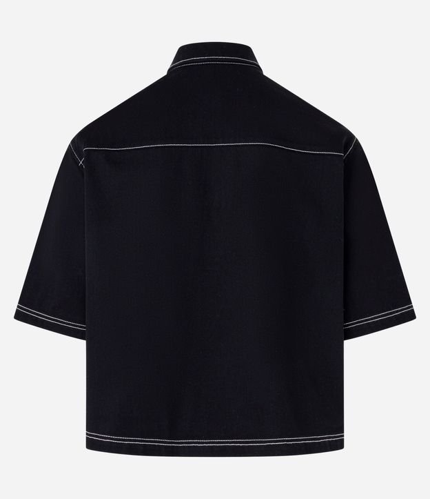 Camisa Boxy en Sarga con Bolsillos Grandes y Costura Contrastante 8