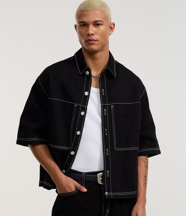 Camisa Boxy en Sarga con Bolsillos Grandes y Costura Contrastante