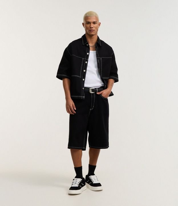 Camisa Boxy en Sarga con Bolsillos Grandes y Costura Contrastante 3