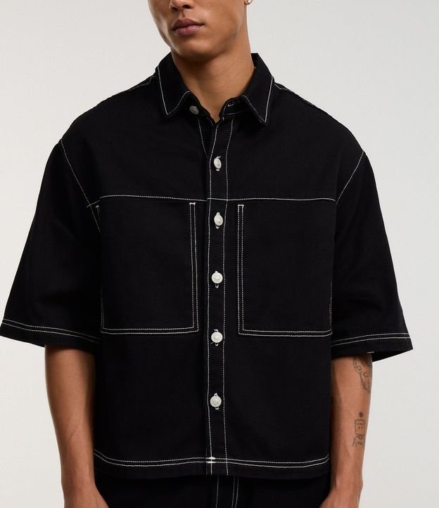 Camisa Boxy en Sarga con Bolsillos Grandes y Costura Contrastante 4