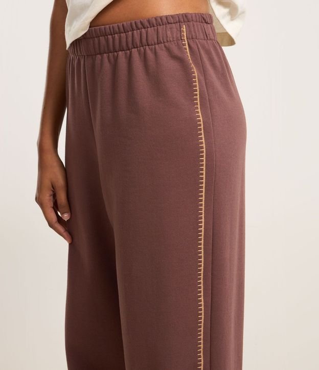 Pantalón en Algodón con Forro Fleece y Bordado Lateral 4