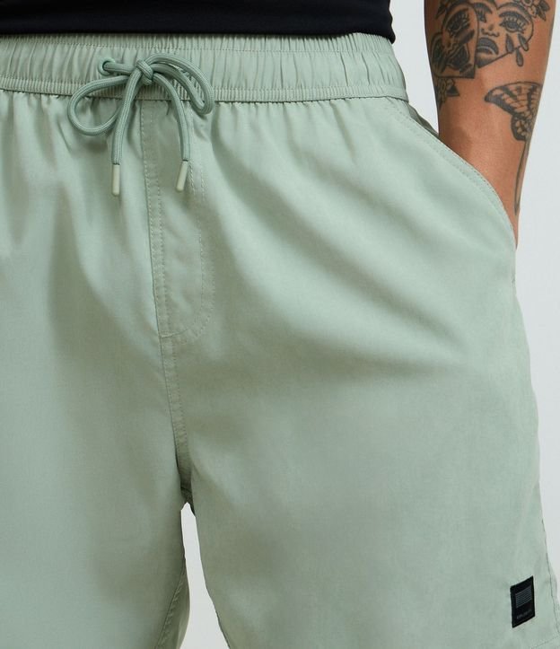 Bermuda con Detalle de Etiqueta Gomosa 4
