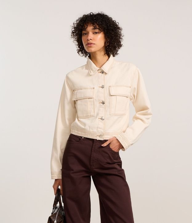 Campera en Sarga con Bolsillos y Pespuntos Contrastantes